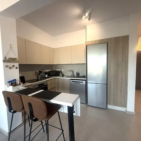 New Modern Mackenzie 1br Flat, 1mn Walk To Waterfront * Larnaka