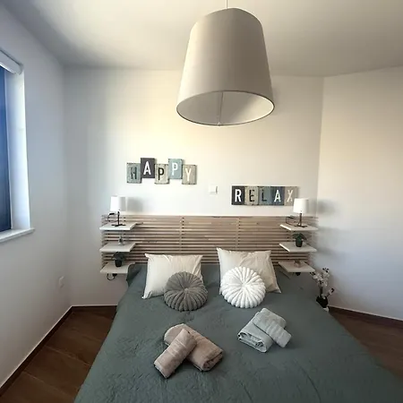 New Modern Mackenzie 1br Flat, 1mn Walk To Waterfront Larnaka